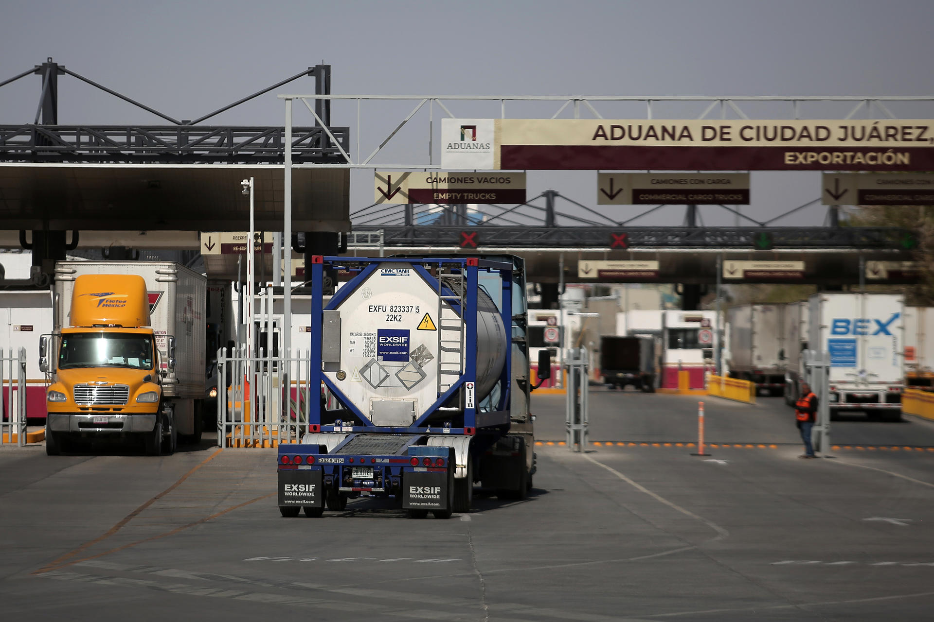 Transportistas esperan para cruzar a los Estados Unidos en sus camiones, este lunes en el Puente Internacional Zaragoza, en Ciudad Juárez, en el estado de Chihuahua (México). EFE/ Luis Torres
