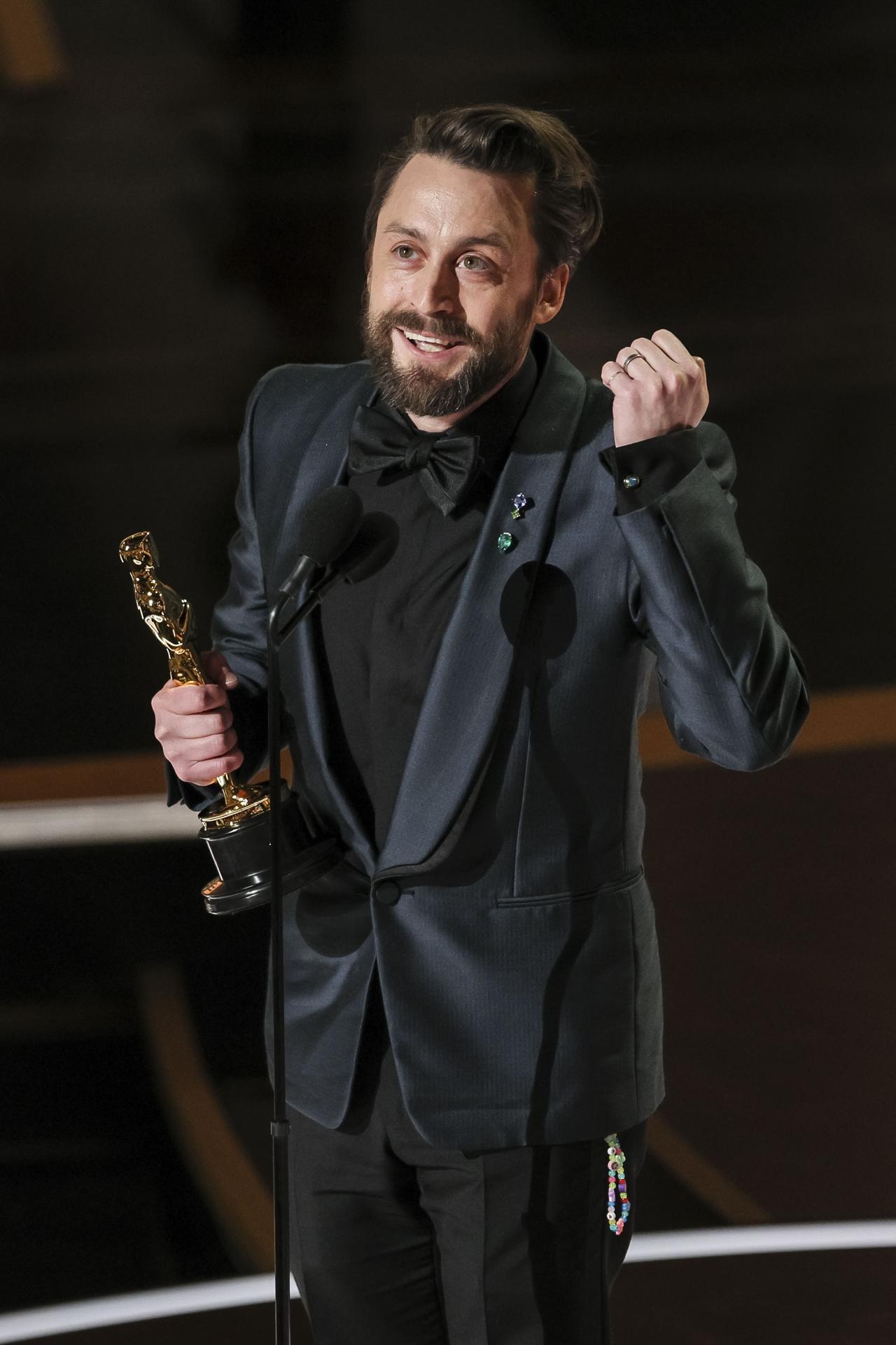 El actor estadounidense Kieran Culkin fue registrado este domingo, 2 de marzo, tras recibir el premio Óscar a mejor actor de reparto por su papel en la película 'A Real Pain', durante edición 97 de la gala, en el Teatro Dolby de Hollywood, en Los Ángeles (CA, EE.UU.). EFE/Allison Dinner
