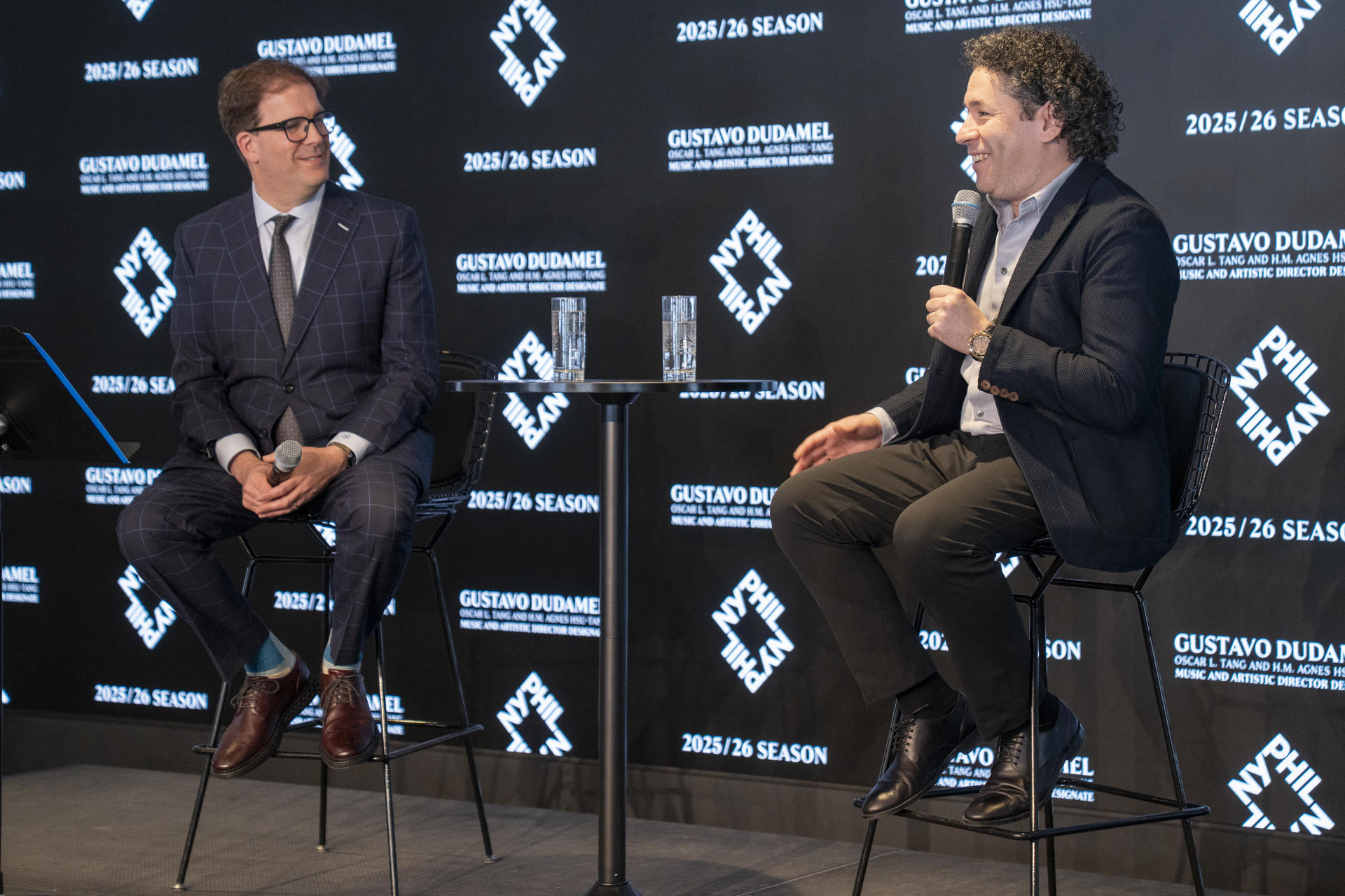 El músico y compositor venezolano, Gustavo Dudamel (d), habla junto al director ejecutivo de la Filarmónica de Nueva York, Matías Tarnopolsky, durante una rueda de prensa para presentar la nueva temporada de la Filarmónica este martes, en Nueva York (Estados Unidos). EFE/ Angel Colmenares
