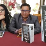 Los periodistas mexicanos Emma Landeros Martínez (i) y Joel Aguirre participan en una rueda de prensa este martes, en la Ciudad de México (México). EFE/ Mario Guzmán