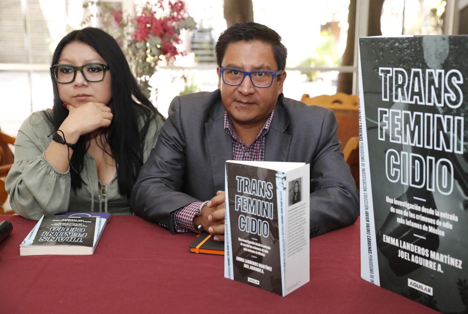 Los periodistas mexicanos Emma Landeros Martínez (i) y Joel Aguirre participan en una rueda de prensa este martes, en la Ciudad de México (México). EFE/ Mario Guzmán