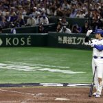 El jugador de los Angeles Dodgers Shohei Ohtani se prepara para batear durante el partido de la 2025 MLB que han jugado Angeles Dodgers y Chicago Cubs en Tokyo correspondiente a las Series. EFE/EPA/FRANCK ROBICHON