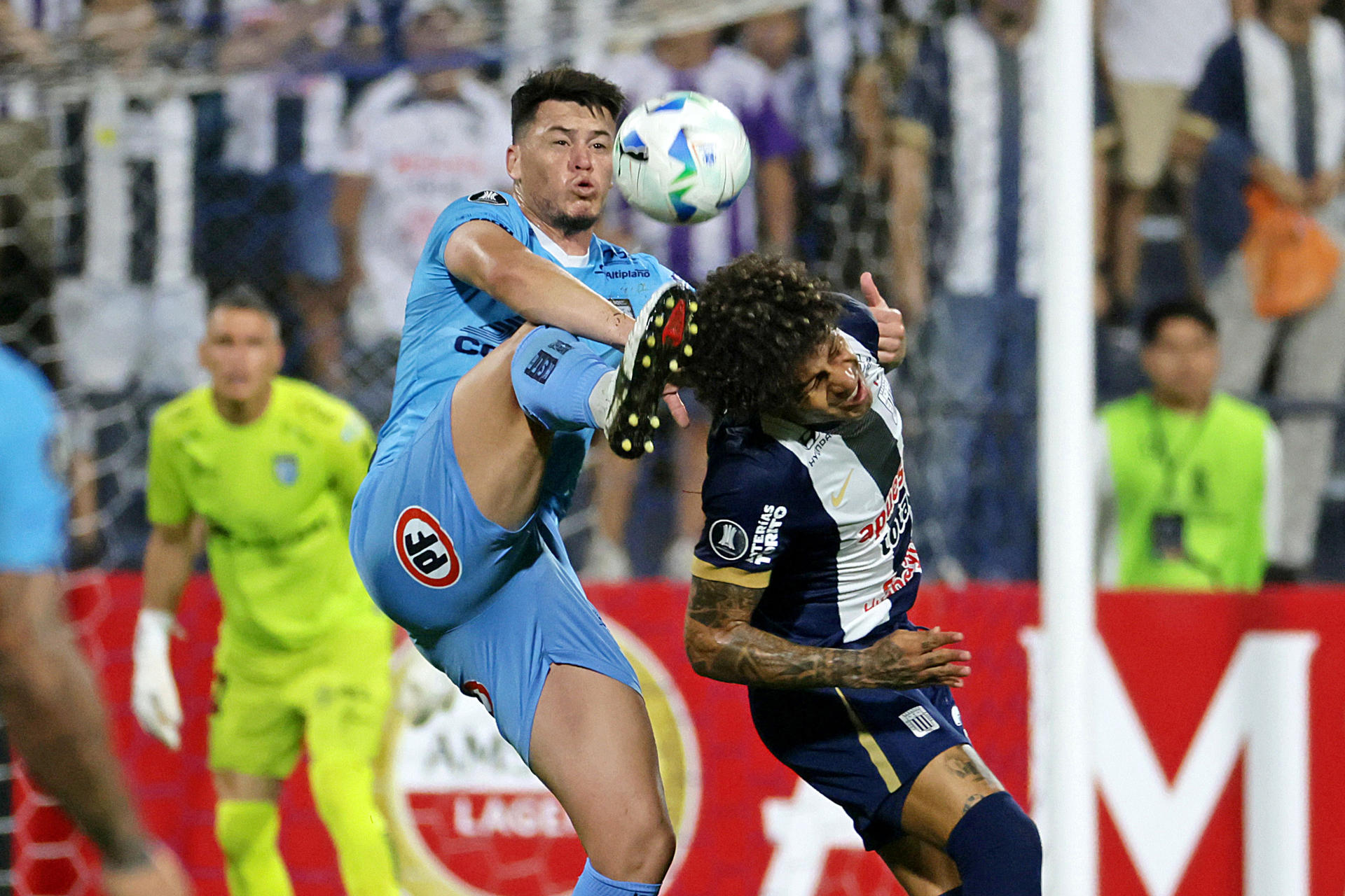 El delantero de Alianza Lima Paolo Guerrero (d) disputa el balón con Carlos Rodríguez, del Iquique chileno, en el partido que ha clasificado este martes al equipo peruano a la fase de grupos de la Copa Libertadores. EFE/ Germán Falcón
