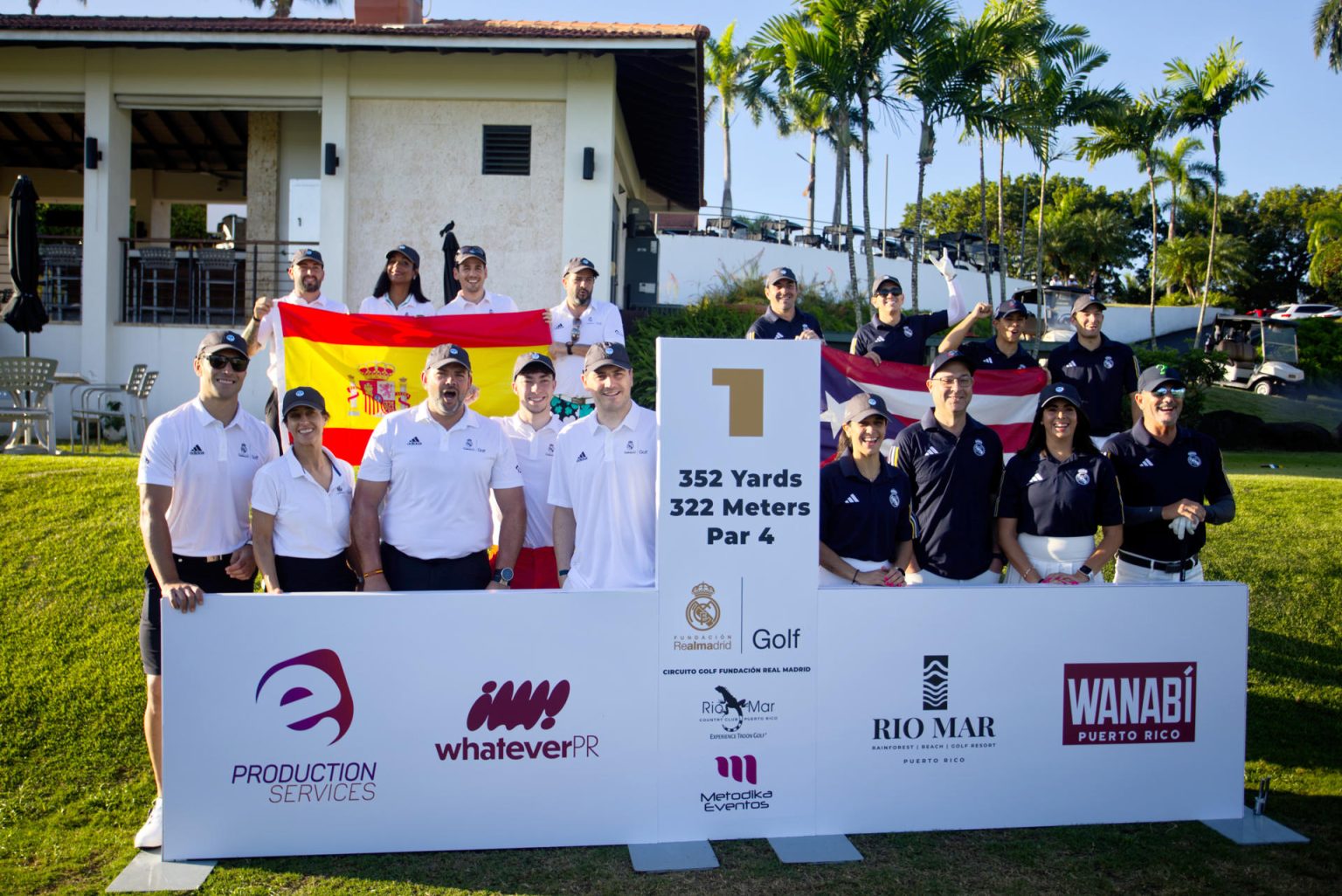 Los equipos de España (i) y de Puerto Rico posan durante la gran final del Circuito de Golf Solidario de la Fundación Real Madrid este jueves, en Río Grande (Puerto Rico). EFE/ Thais Llorca