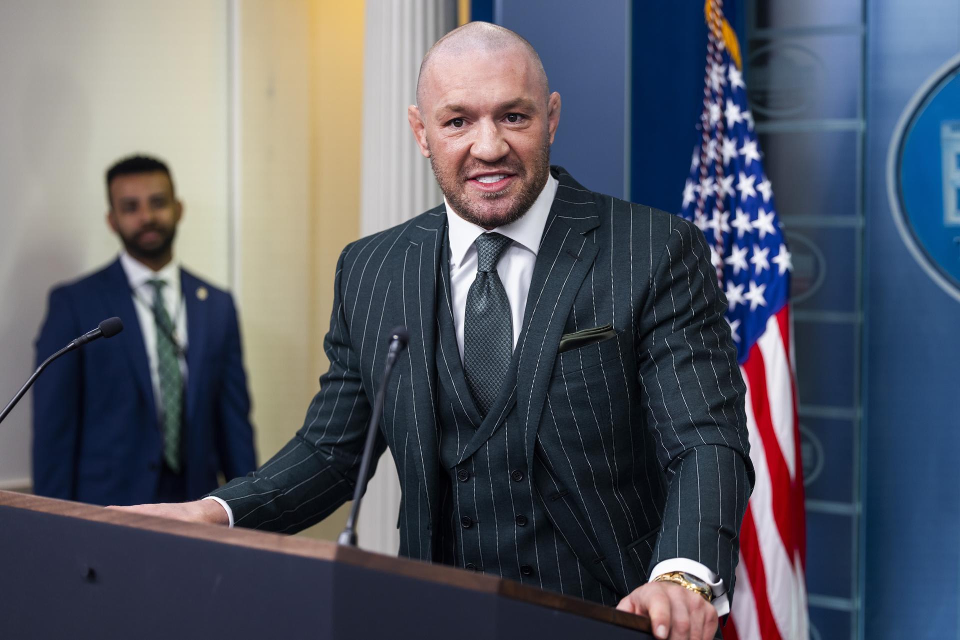 La estrella de las artes marciales mixtas Conor McGregor durante la rueda de prensa tras ser recibido este lunes en la Casa Blanca por el presidente estadounidense, Donald Trump.EFE/JIM LO SCALZO / POOL
