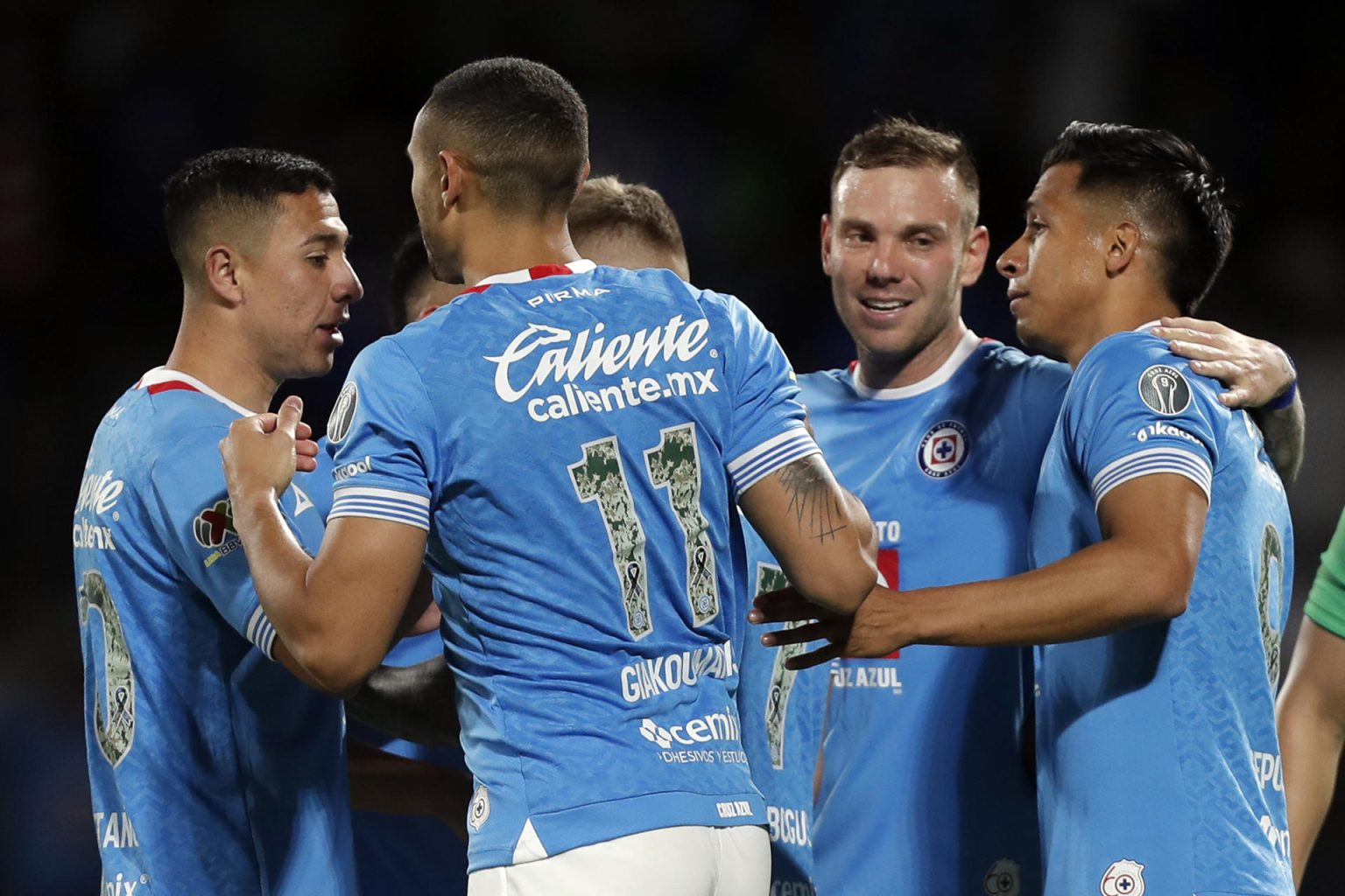 Jugadores de Cruz Azul celebran un gol durante un partido en el estadio Olímpico Universitario de Ciudad de México (México). Archivo. EFE/ Isaac Esquivel