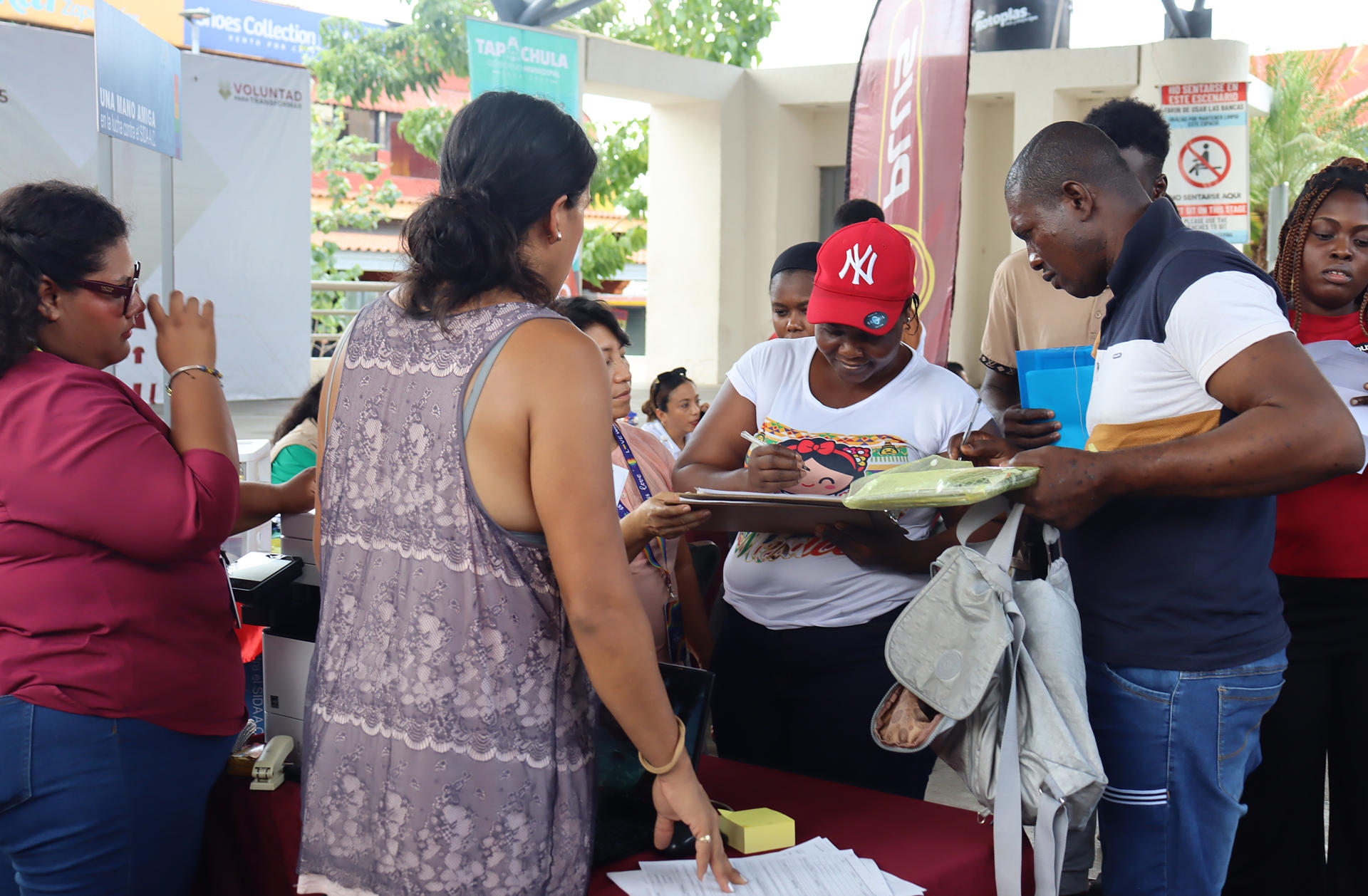 Un grupo de migrantes se inscriben en bolsas de empleo a la espera de un trabajo este sábado, en Tapachula (México). EFE/ Juan Manuel Blanco
