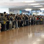 Aficionados al béisbol esperan en el aeropuerto de Haneda, en Tokio, la llegada de Los Angeles Dodgers. EFE/EPA/FRANCK ROBICHON