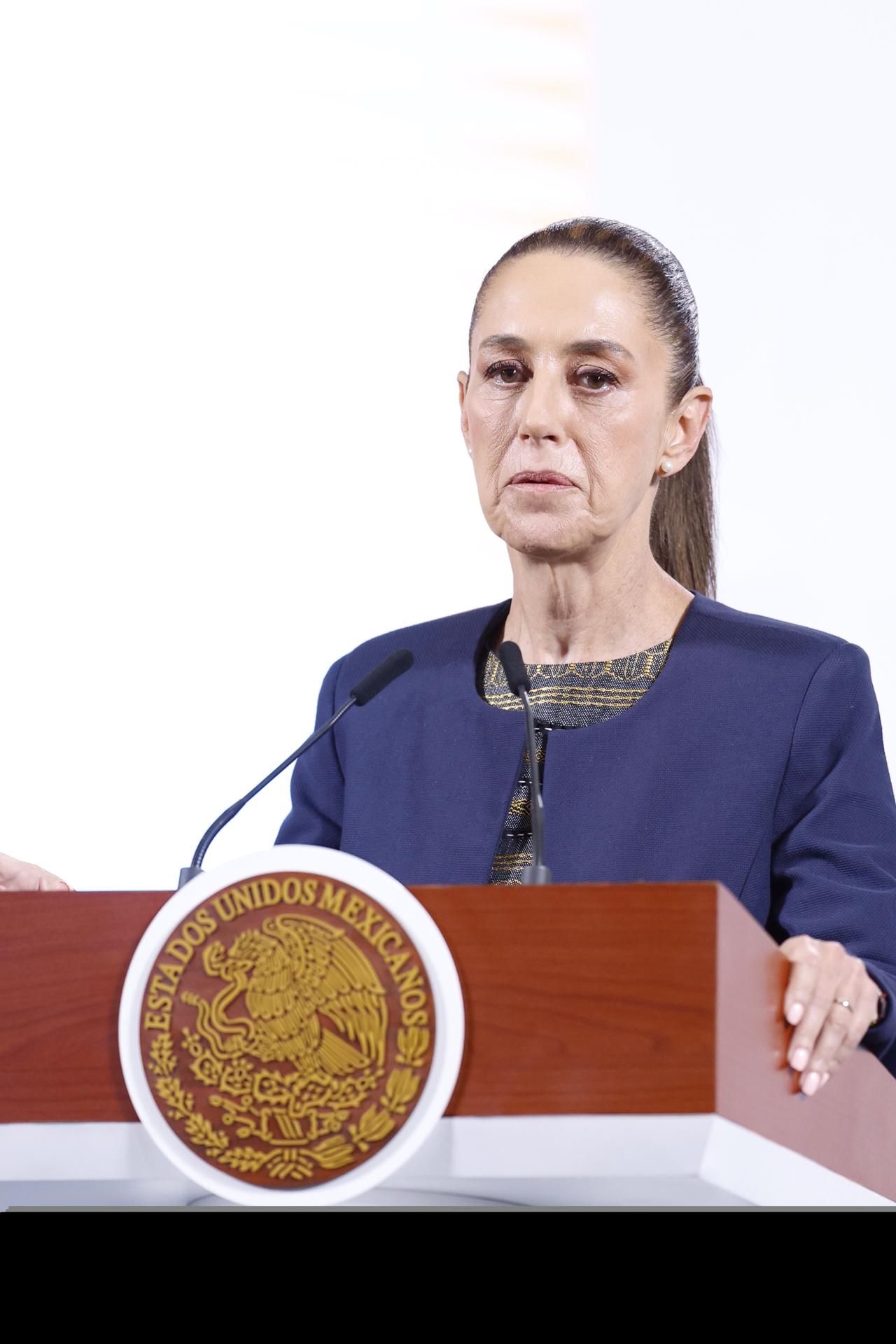 La presidenta de México, Claudia Sheinbaum, habla durante su rueda de prensa matutina este martes, en el Palacio Nacional de Ciudad de México (México). EFE/ Sáshenka Gutiérrez
