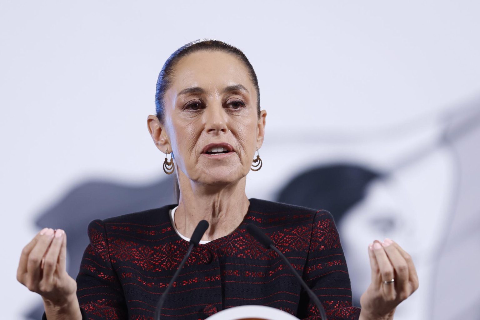 La presidenta de México, Claudia Sheinbaum, participa este viernes durante su conferencia matutina en Palacio Nacional de la Ciudad de México (México). EFE/Sáshenka Gutiérrez