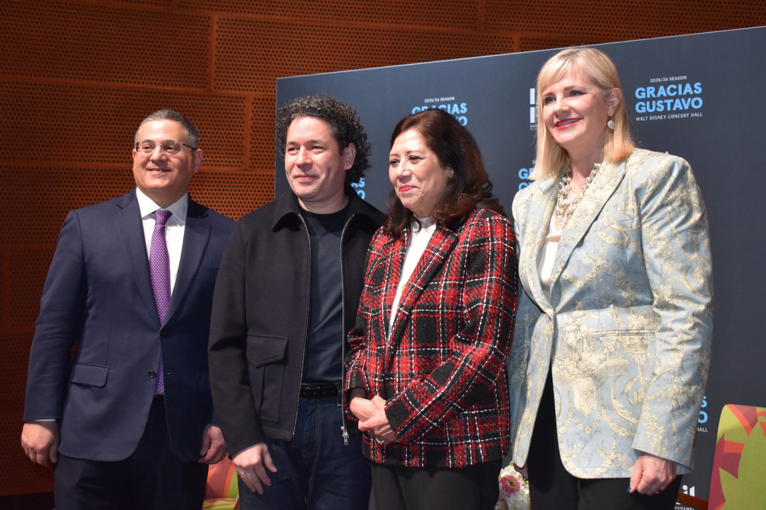 El director de orquesta venezolano, Gustavo Dudamel (2-i), posa durante una rueda de prensa este jueves, en Los Ángeles (EE.UU.) . EFE