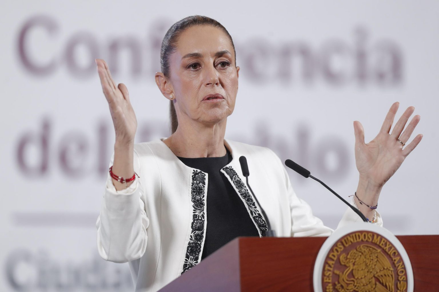 La presidenta de México, Claudia Sheinbaum, habla durante su conferencia matutina en Palacio Nacional de la Ciudad de México (México). EFE/ Isaac Esquivel