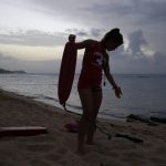 Imagen de archivo de uuna mujer salvavidas que camina junto al mar en San Juan, Puerto Rico. EFE/Thais Llorca