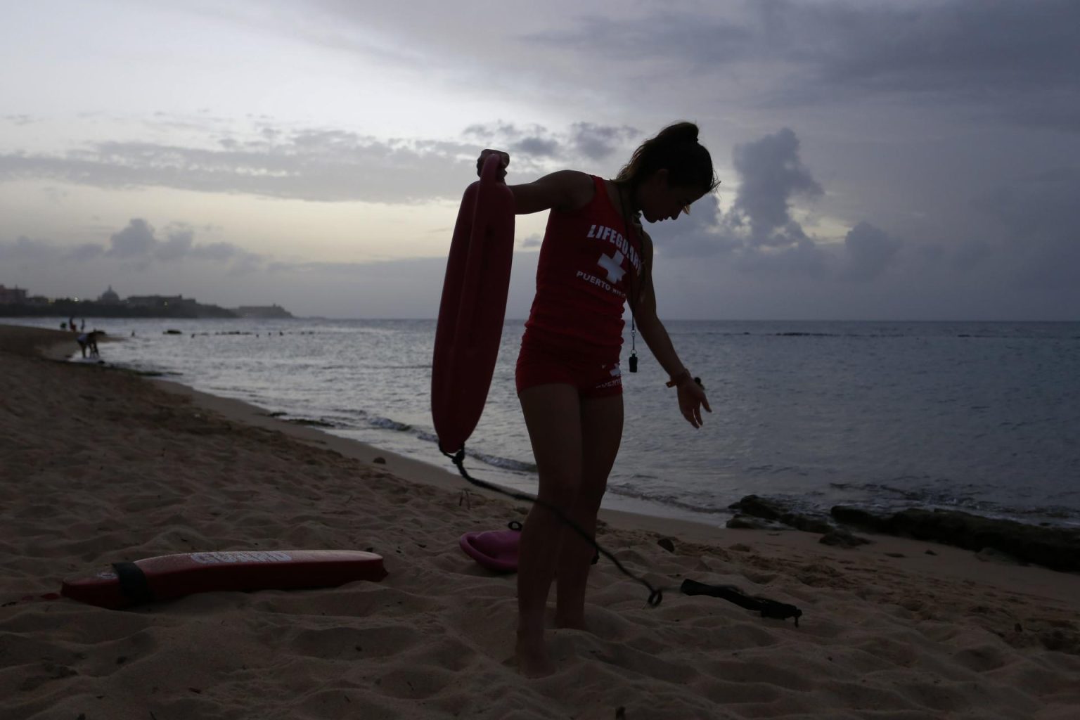 Imagen de archivo de uuna mujer salvavidas que camina junto al mar en San Juan, Puerto Rico. EFE/Thais Llorca