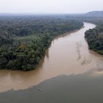 Fotografía aérea de archivo que muestra el río Tropas, supuestamente contaminado por actividades mineras en la región, desembocando en el río Tapajós en la Tierra Indígena Mundurukú, en el municipio de Jacareacanga, en el estado de Pará (Brasil). EFE/ Isaac Fontana