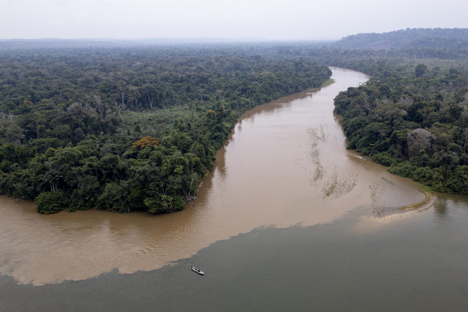 Fotografía aérea de archivo que muestra el río Tropas, supuestamente contaminado por actividades mineras en la región, desembocando en el río Tapajós en la Tierra Indígena Mundurukú, en el municipio de Jacareacanga, en el estado de Pará (Brasil). EFE/ Isaac Fontana