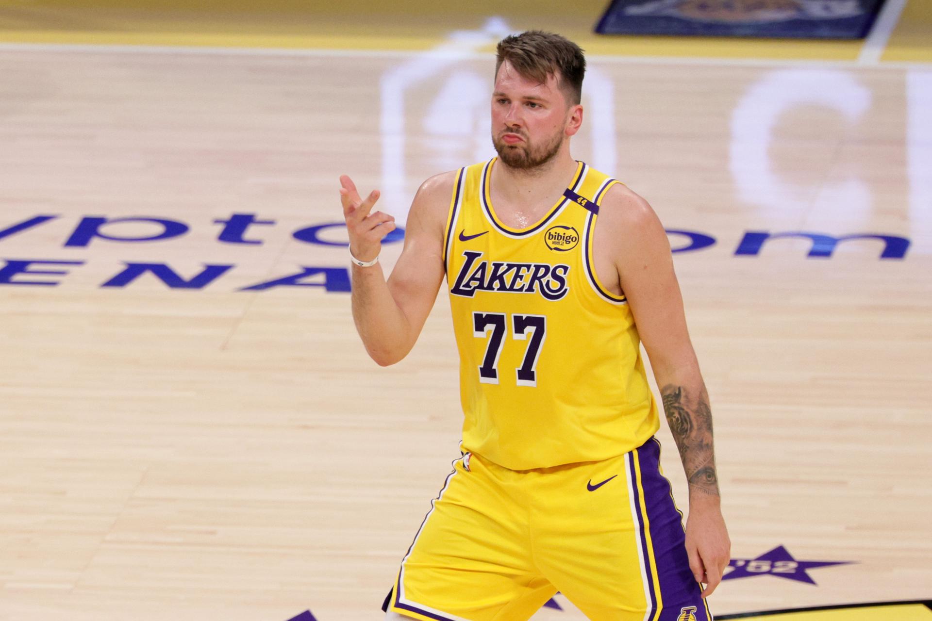 Luka Doncic reaaciona durante el partido de este martes ante los New Orleans Pelicans. EFE/ALLISON DINNER
