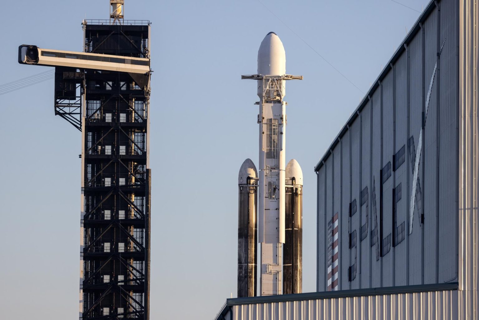 El proyecto, liderado por David Suleiman, catedrático del Departamento de Ingeniería Química de la Universidad de Puerto Rico en Mayagüez (UPRM), será transportado como parte de la misión NASA SpaceX Crew-10, programada para despegar el miércoles, 12 de marzo de 2025 a las 7:48 p.m., hora puertorriqueña. Archivo. EFE/EPA/CRISTOBAL HERRERA-ULASHKEVICH
//////////
Cabo Cañaveral (Estados Unidos), 14/10/2024.- La nave espacial SpaceX Europa de la NASA a bordo de un cohete SpaceX Falcon Heavy está acoplada al Complejo de Lanzamiento 39A como parte de sus preparativos de lanzamiento en el Centro Espacial Kennedy de la agencia en Cabo Cañaveral, Florida, EE.UU., el 14 de octubre de 2024. Según la NASA, Europa Clipper es la primera misión diseñada para realizar un estudio detallado de la luna de Júpiter llamada Europa, ya que existe evidencia científica de que los ingredientes para la vida podrían existir en Europa ahora mismo. La nave espacial viajará 2.900 millones de kilómetros para llegar a Júpiter en abril de 2030. Orbitará alrededor de Júpiter y realizará 49 sobrevuelos cercanos a Europa. EFE/EPA/CRISTÓBAL HERRERA-ULASHKEVICH