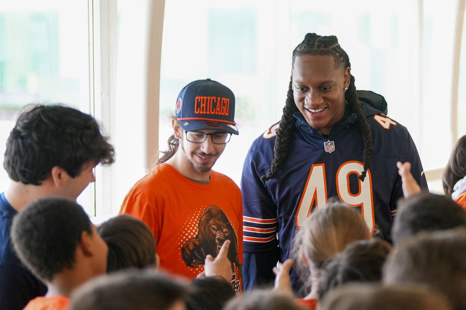 Tremaine Edmunds, linebacker de los Chicago Bears (Danville, Virgina, Estados Unidos, 1998), acaba de aterrizar en España para contar su experiencia en Madrid, Barcelona y Valencia dentro de los 'Mini Monsters Clinics', una serie de entrenamientos gratuitos de 'flag football' impulsados por la franquicia a la que pertenece. EFE/ Borja Sanchez-Trillo