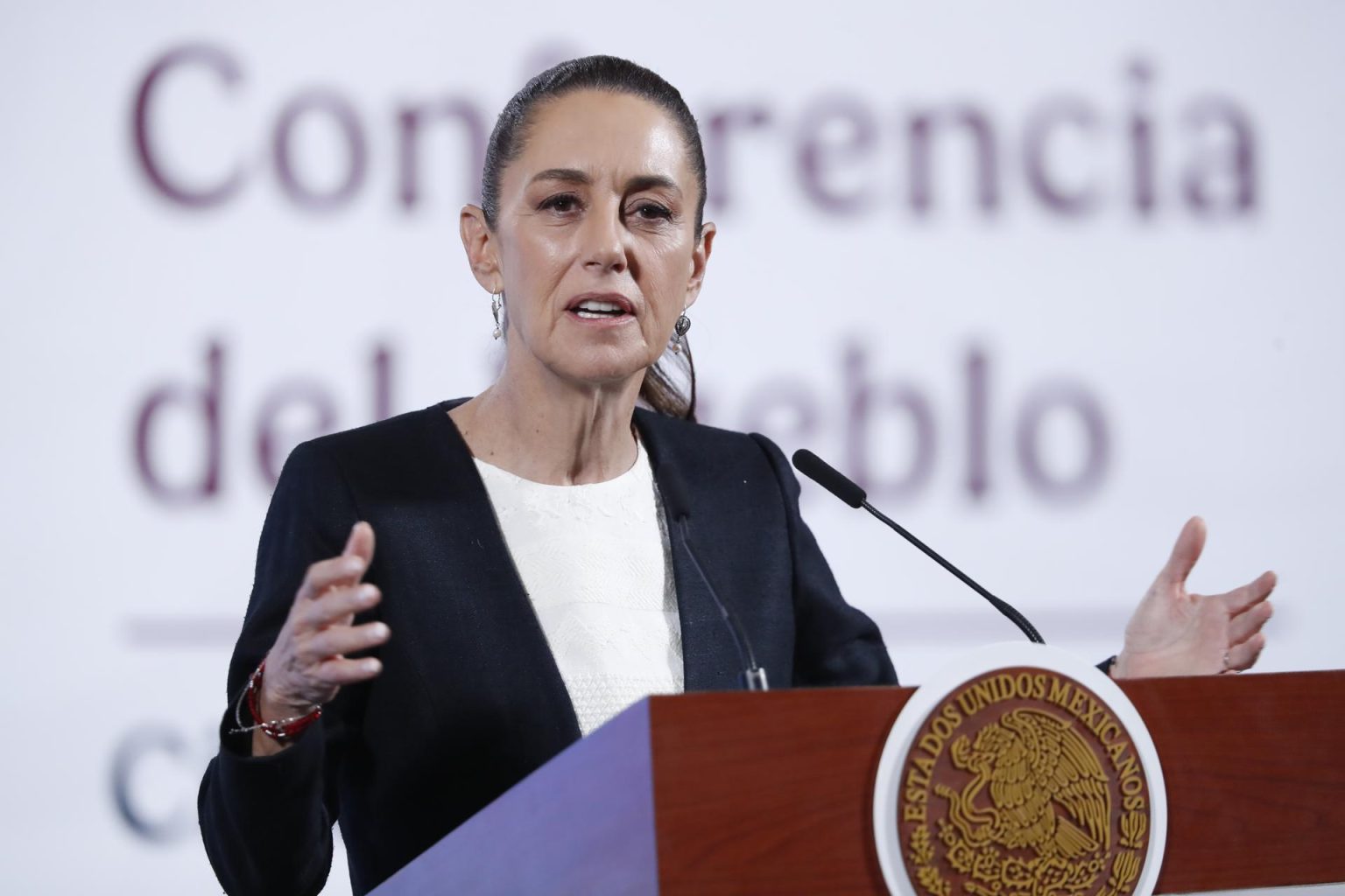 La presidenta de México, Claudia Sheinbaum, participa este miércoles durante una rueda de prensa en el Palacio nacional de la Ciudad de México (México). EFE/ Mario Guzmán