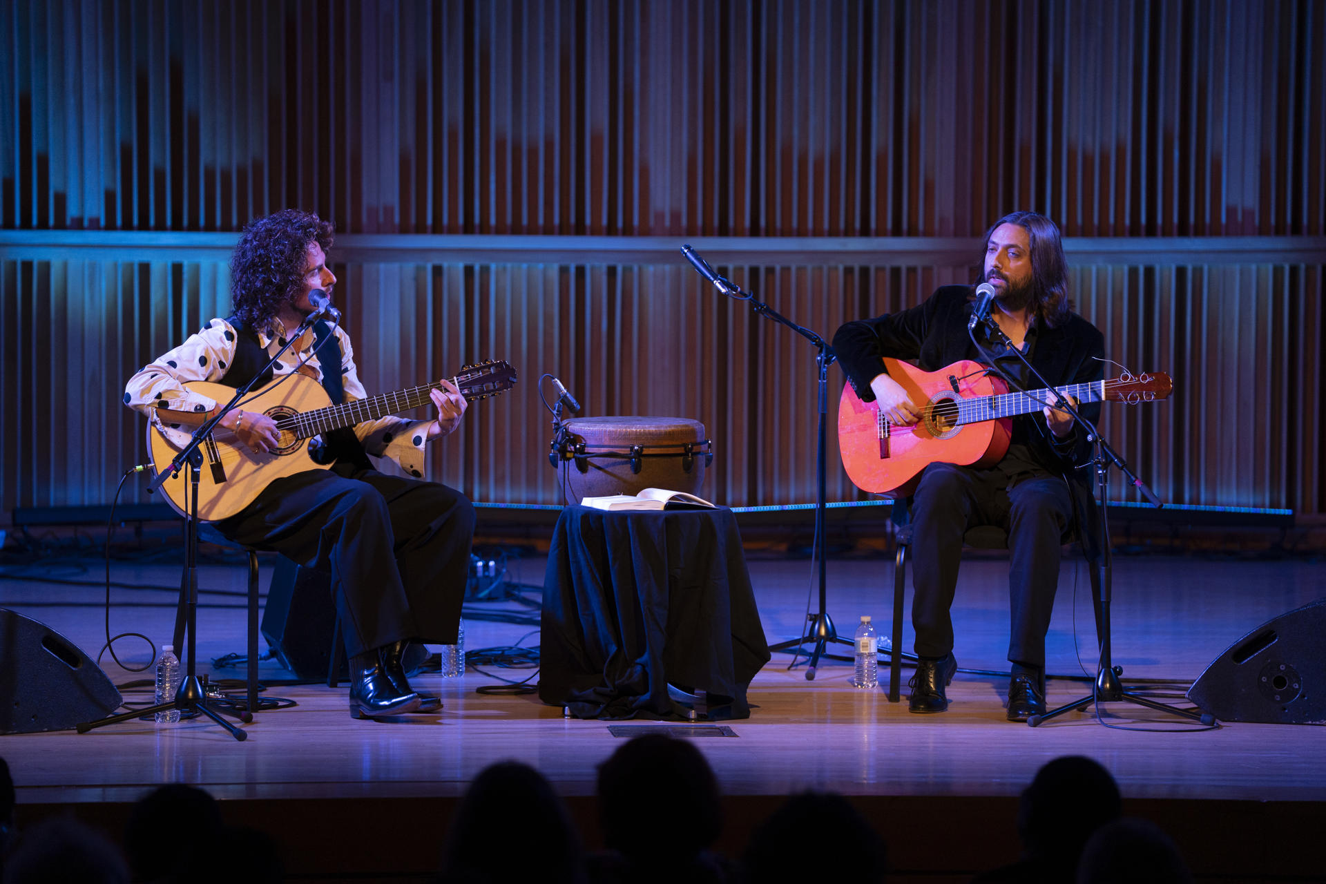 Los exponentes del flamenco contemporáneo Kike Morente (i) y Juan Carmona percusionista (d), se presentan durante un concierto en la sede de CUNY para honrar a Federico García Lorca en el marco del festival de flamenco este miércoles en Nueva York (EE.UU.). EFE/Ángel Colmenares
