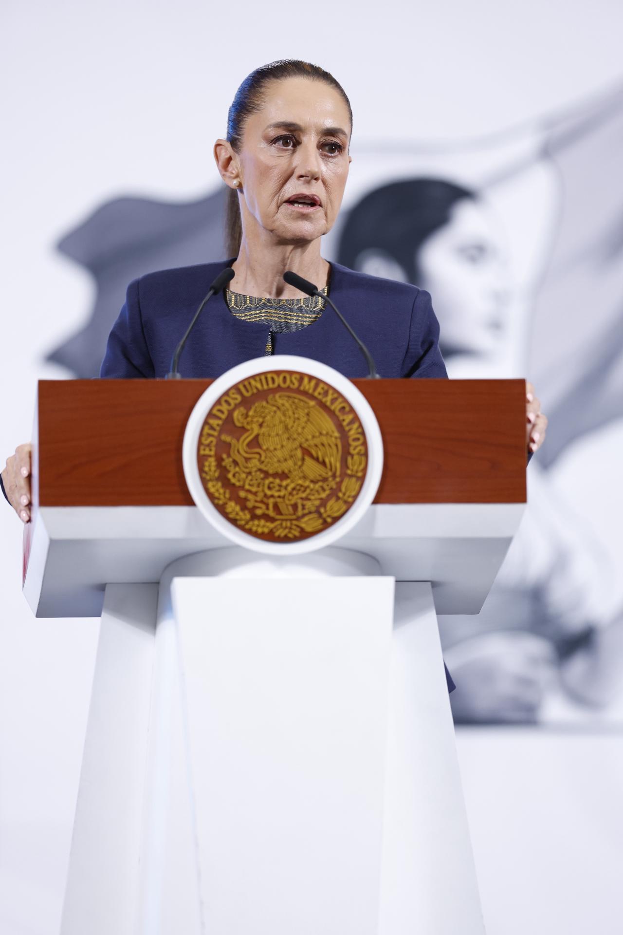 La presidenta de México, Claudia Sheinbaum habla este martes durante su conferencia matutina en Palacio Nacional de la Ciudad de México (México). EFE/Sáshenka Gutiérrez
