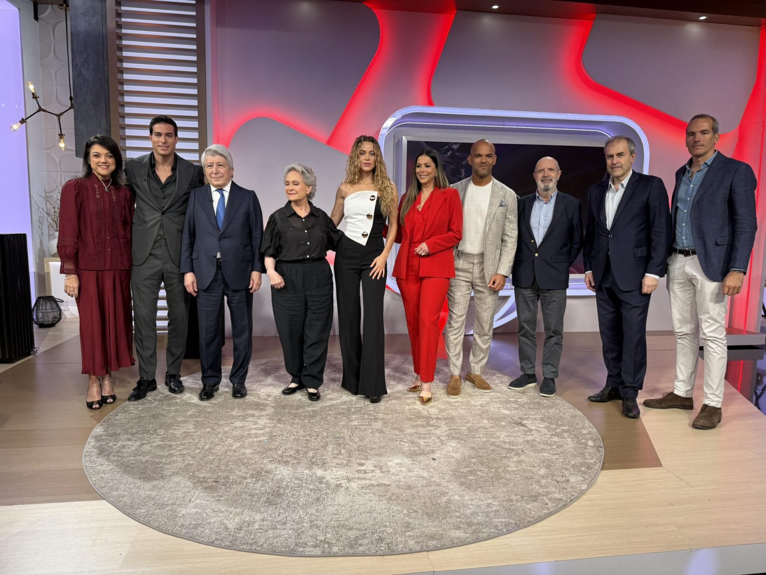 Fotografía del presidente ejecutivo de los Premios Platino, Enrique Cerezo (3-i), la actriz mexicana Adriana Barraza (4-i); la actriz española Candela Márquez (5-i), y actor puertorriqueño Amaury Nolasco (4-d) posando durante la rueda de prensa donde se presentaron las nominaciones de los XII Premios Platino en los estudios de Telemundo Center en Miami (Estados Unidos). EFE/ Alicia Civita