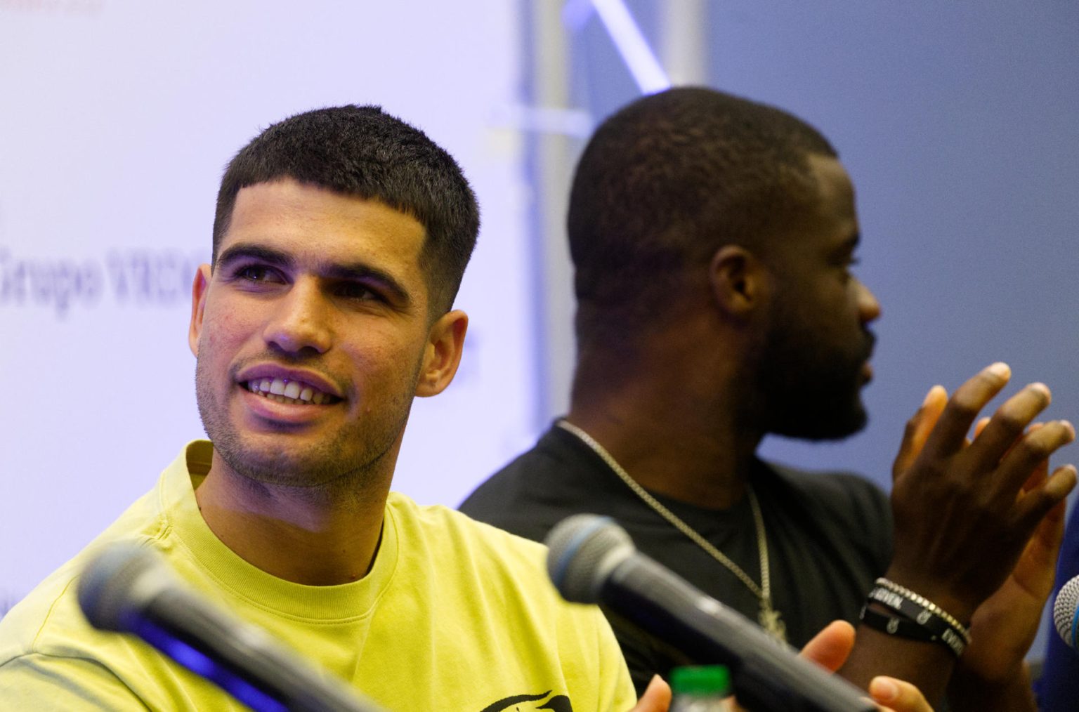 El tenista español, Carlos Alcaraz (i) y el tenista estadounidense, Frances Tiafoe, hablan en una rueda de prensa este sábado, sobre el partido de exhibición 'Batalla de Leyendas' en el Centro de Convenciones en San Juan (Puerto Rico). EFE/ Thais Llorca