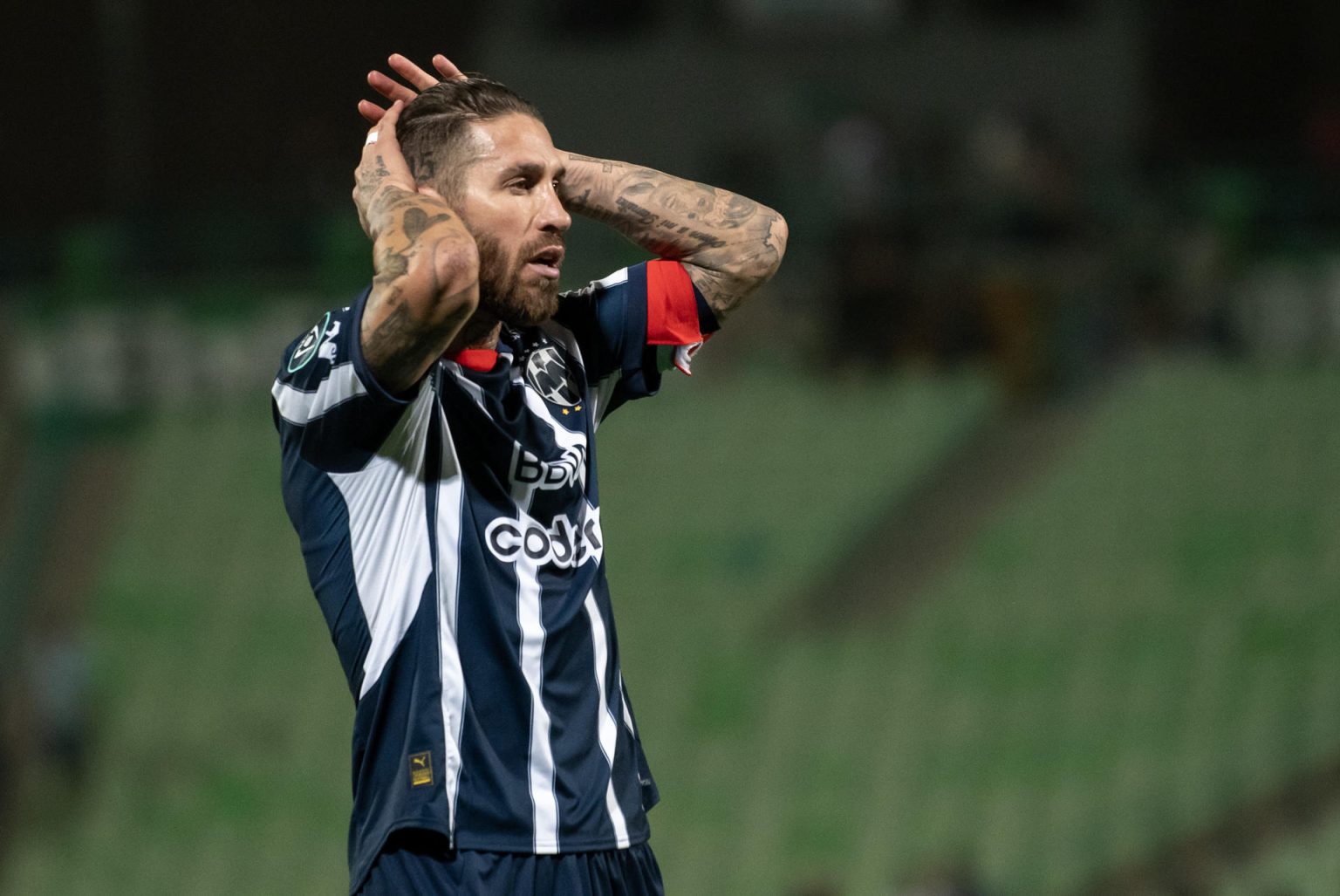 El central español Sergio Ramos lamenta este miércoles la eliminación de Monterrey de la Copa de Campeones de la Concacaf a manos de Vancouver Whitecaps y pese a marcar un gol de penalti en el empate 2-2 en el estadio Corona de Torreón. EFE/ Miguel Sierra