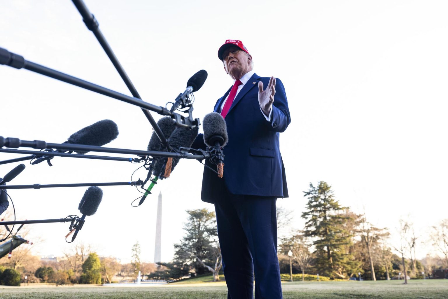 El presidente estadounidense Donald Trump conversa con los periodistas sobre su reunión con el presidente ucraniano Volodymyr Zelensky a su salida de la Casa Blanca, 28 febrero 2025. EFE/JIM LO SCALZO