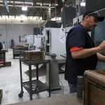 Fotografía del 2 de marzo de 2025 de un trabajador en una maquiladora, en Ciudad Juárez (México). EFE/ Luis Torres