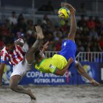 El brasileño Rodrigo Da Costa despliega una vistosa 'bicicleta' ante la marca del paraguayo Jesús Martínez en la final de la Copa América de Fútbol Playa que este domingo conquistó la Canarinha en Iquique. EFE/ Alex Díaz