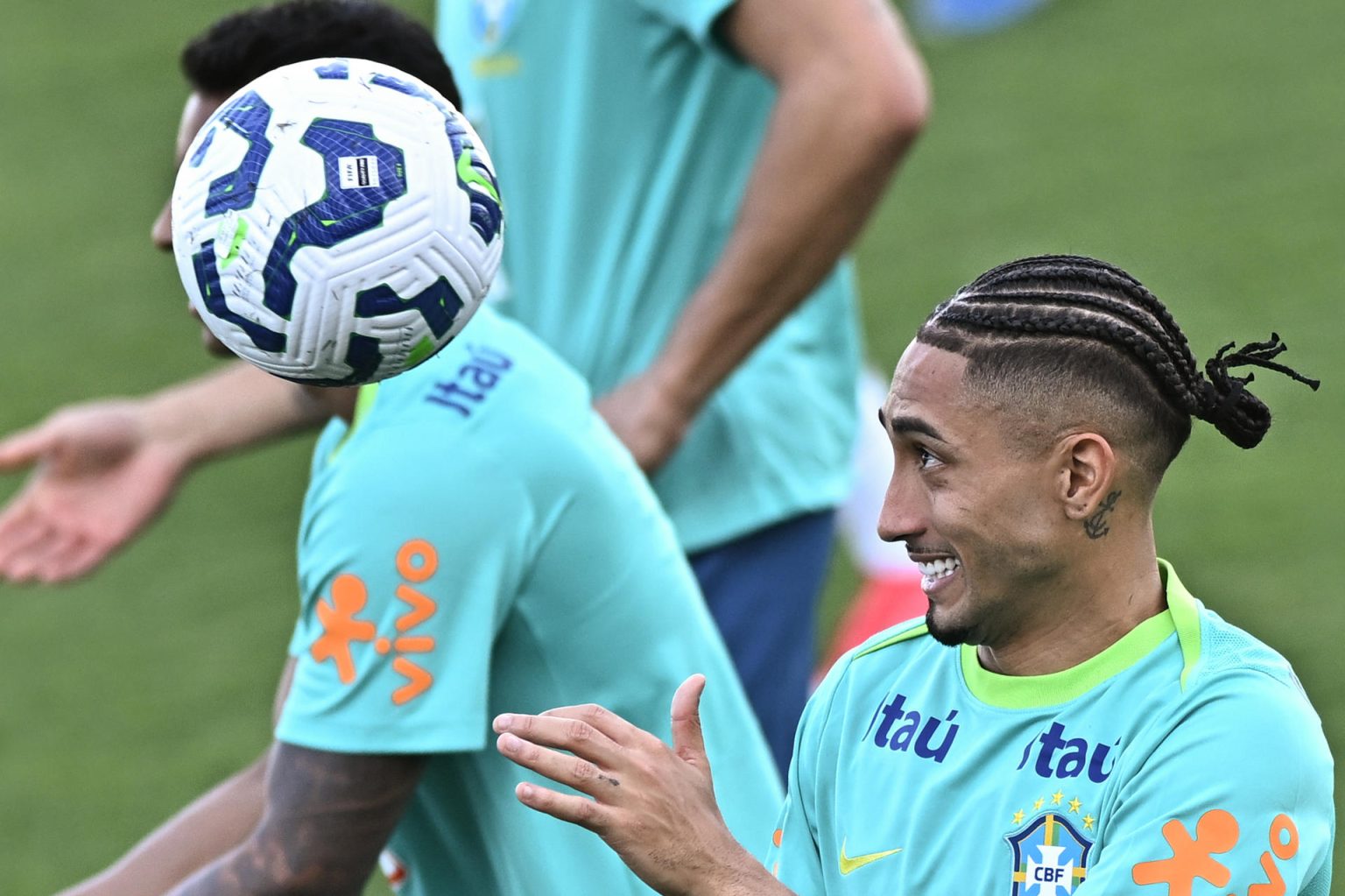 Raphinha de Brasil participa en un entrenamiento este martes, en el estadio Valmir Campelo Bezerra (Bezerrão) en Brasilia (Brasil). EFE/ André Borges