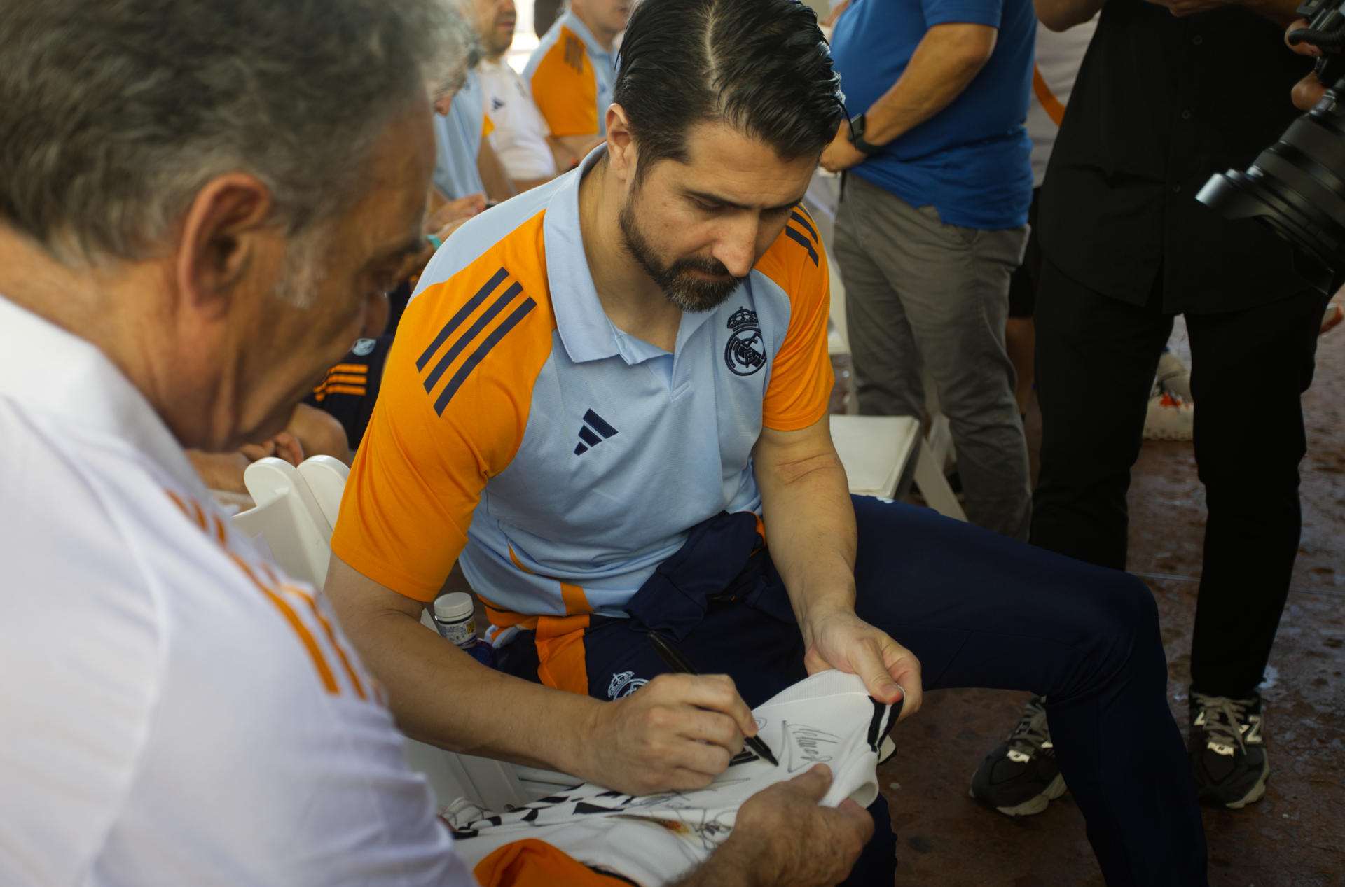 El exjugador del Real Madrid Rubén de la Red firma una camiseta a un seguidor. Este domingo en Puerto Rico se jugará un partido de exhibición entre exfutbolistas del Real Madrid y del Barcelona. EFE/ Thais Llorca
