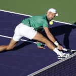 Novak Djokovic de Serbia en acción contra Botic Van de Zandschulp de los Países Bajos durante su partido en Indian Wells, California, EE. UU. EFE/EPA/JOHN G. MABANGLO