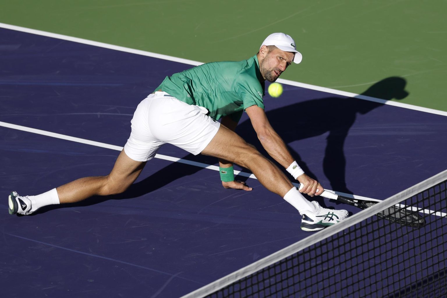 Novak Djokovic de Serbia en acción contra Botic Van de Zandschulp de los Países Bajos durante su partido en Indian Wells, California, EE. UU. EFE/EPA/JOHN G. MABANGLO