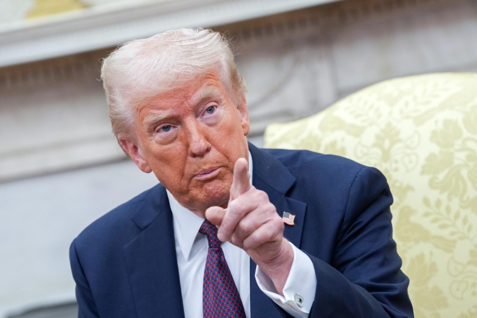 Fotografía de archivo del 27 de febrero de 2025 del presidente de EEUU, Donald J Trump, en el Despacho Oval de la Casa Blanca en Washington (Estados Unidos). EFE/EPA/CHRIS KLEPONIS / POOL