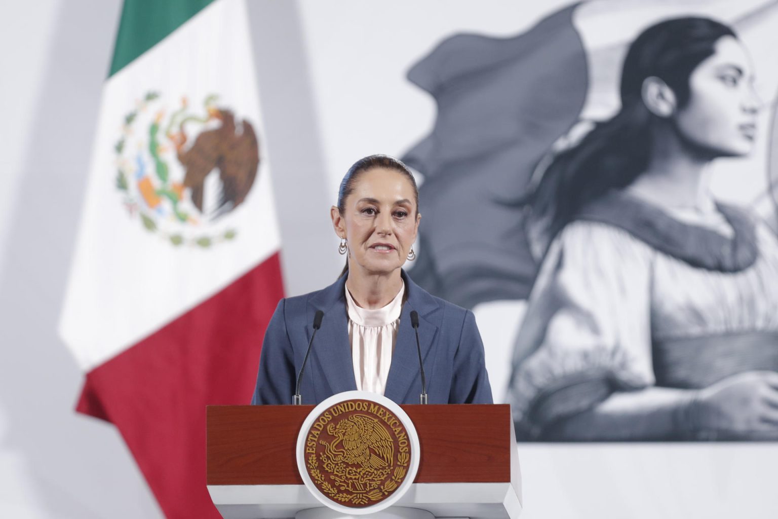 La presidenta de México, Claudia Sheinbaum, participa en una rueda de prensa este jueves, en Palacio Nacional en Ciudad de México (México). EFE/ Isaac Esquivel