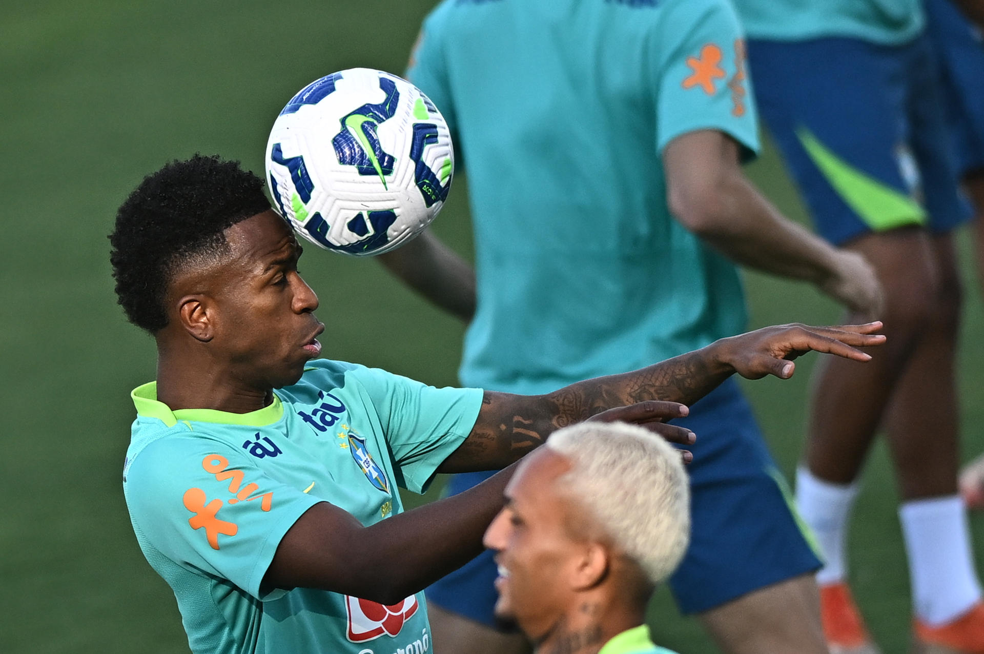 Vinícius Jr. de Brasil cabecea un balón durante un entrenamiento este martes, en el estadio Valmir Campelo Bezerra (Bezerrão) en Brasilia (Brasil). EFE/ André Borges
