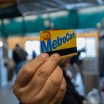 Una persona sostiene una tarjeta Metrocard este jueves, en Nueva York (Estados Unidos). EFE/ Ángel Colmenares