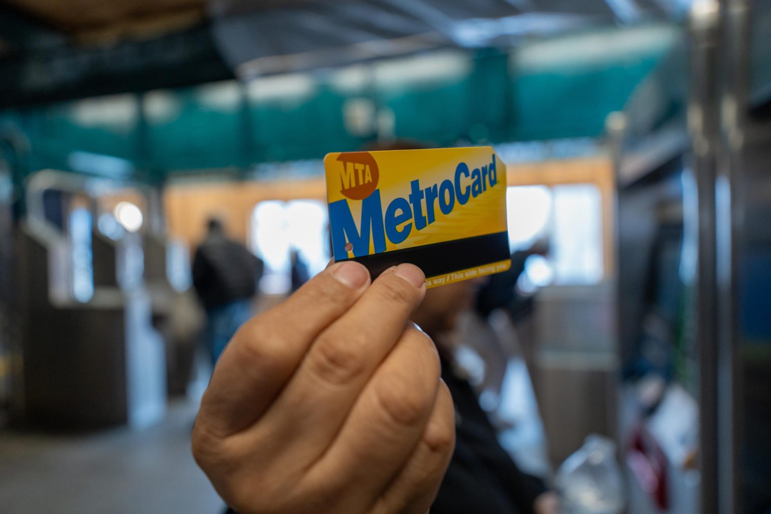 Una persona sostiene una tarjeta Metrocard este jueves, en Nueva York (Estados Unidos). EFE/ Ángel Colmenares