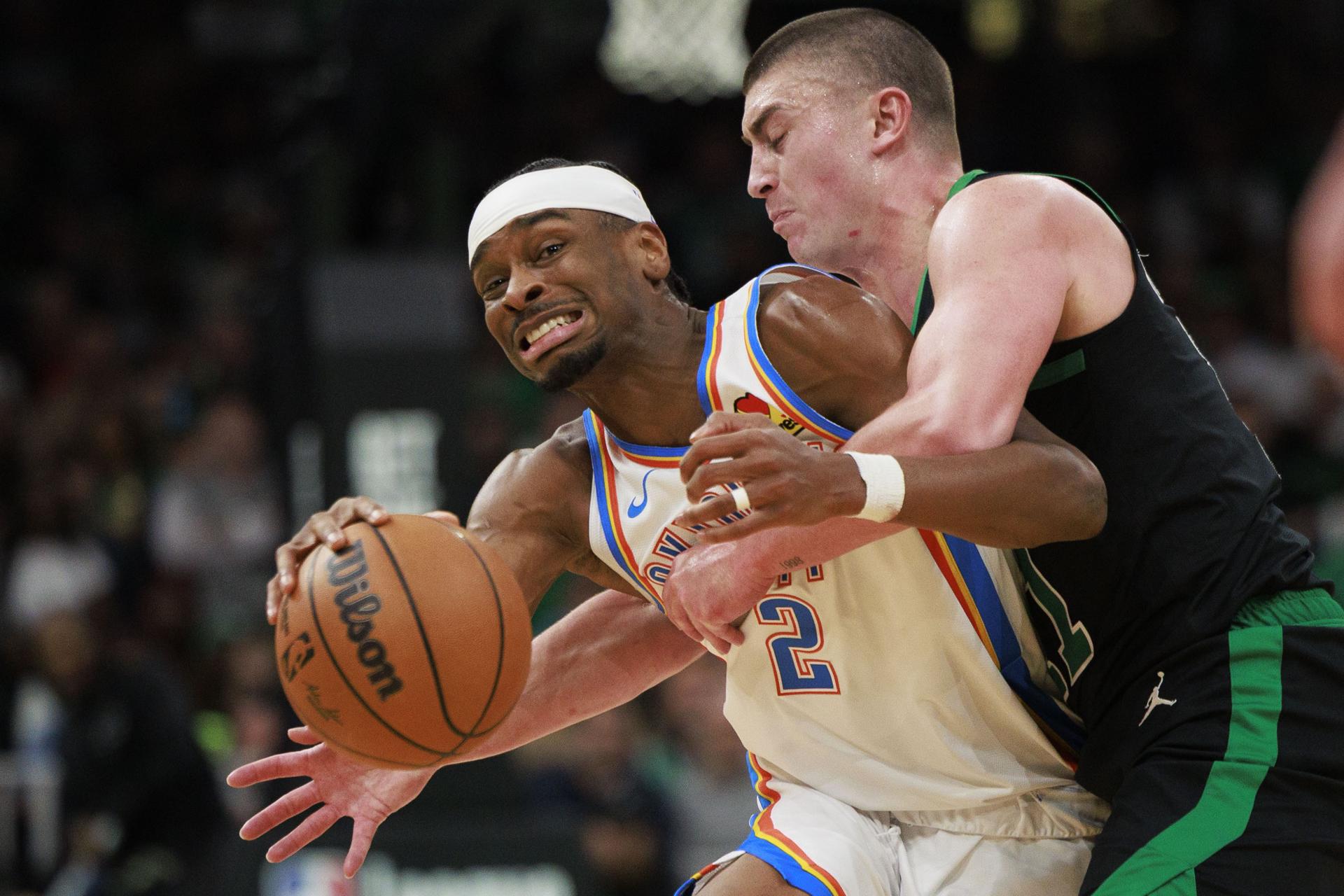 El escolta de Boston Celtics, Payton Pritchard, choca con el escolta de Oklahoma City Thunder, Shai Gilgeous-Alexander (i), durante el partido jugado este miércoles. EFE/EPA/CJ GUNTHER
