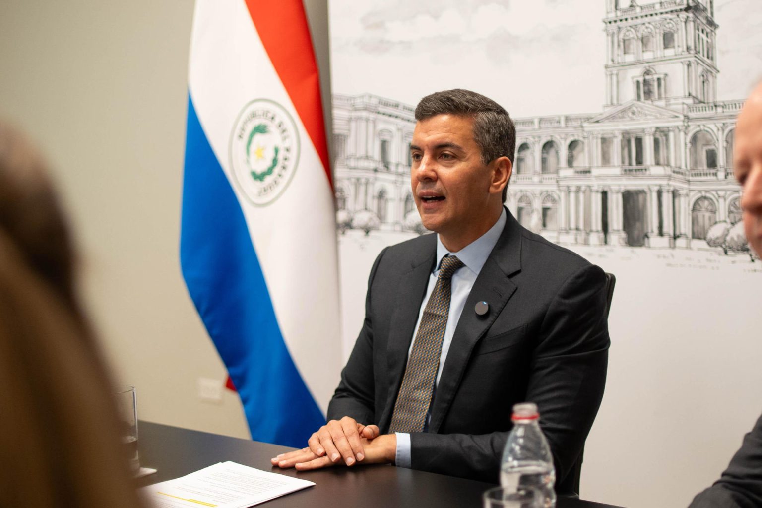 El presidente de Paraguay, Santiago Peña, habla este martes en Asunción durante la presentación de la candidatura paraguaya para albergar los Juegos Olímpicos de la Juventud en 2030. EFE/ Presidencia De Paraguay (CRÉDITO OBLIGATORIO)