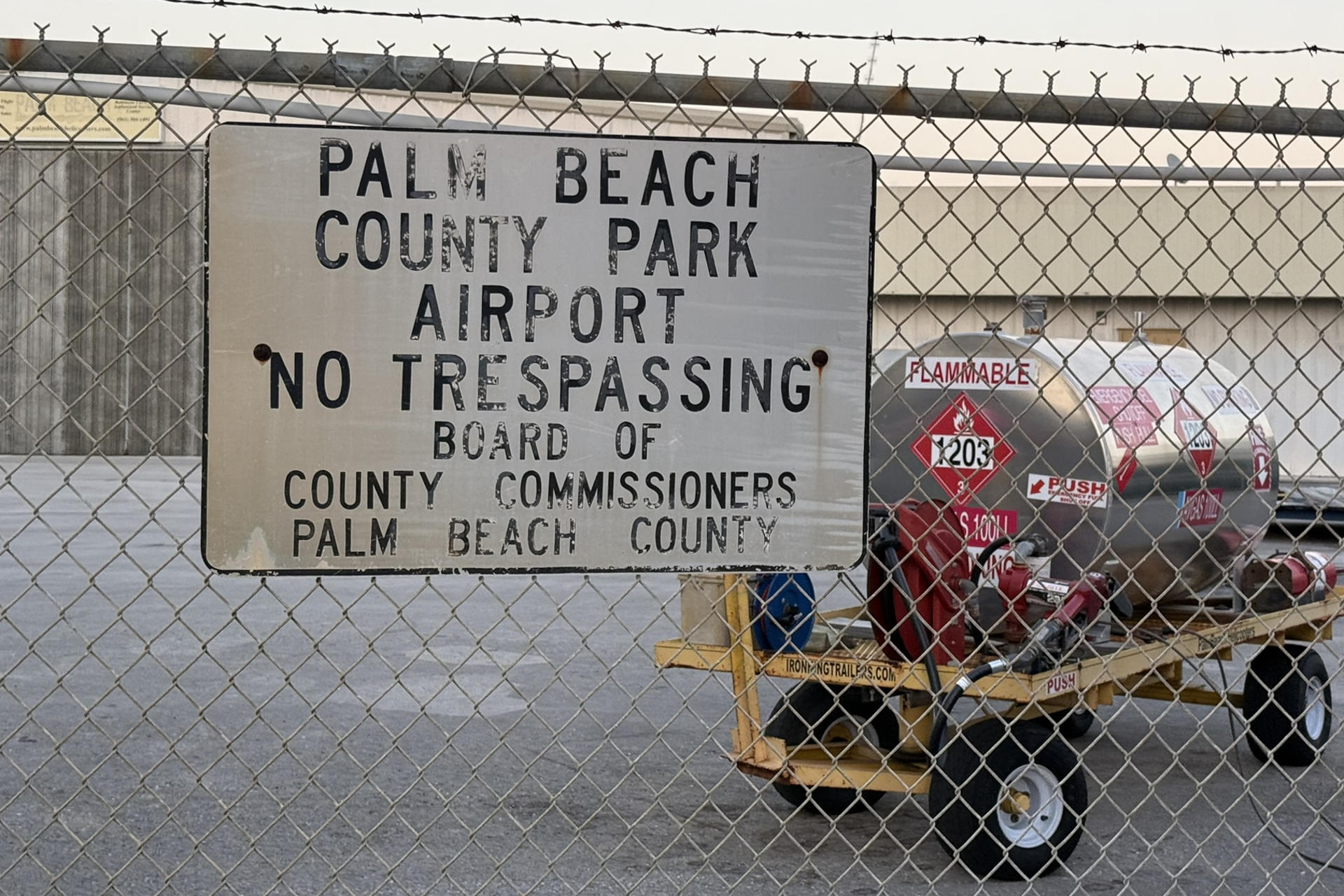 Fotografía de un aviso en el aeropuerto de Palm Beach este sábado, en Palm Beach (FL, EE.UU.). EFE/ Alicia Civita
