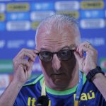 El entrenador de la selección de Brasil, Dorival Júnior, durante la rueda de prensa en el estadio Mané Garrincha, en Brasilia. EFE/ Andre Coelho