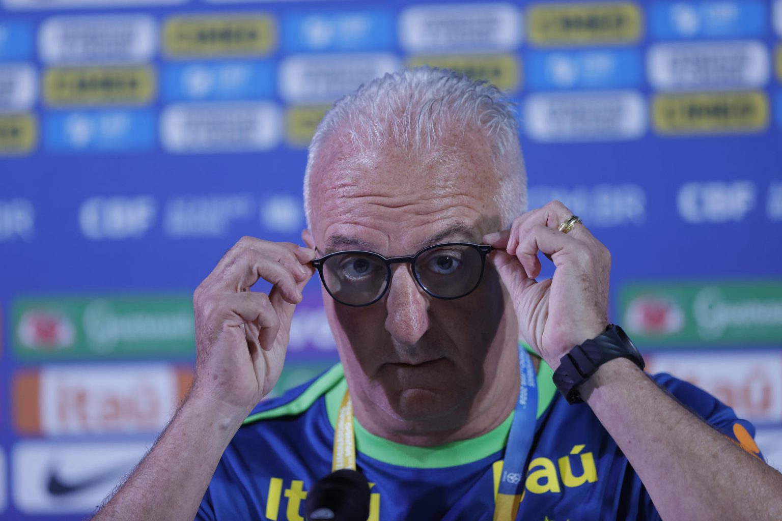 El entrenador de la selección de Brasil, Dorival Júnior, durante la rueda de prensa en el estadio Mané Garrincha, en Brasilia. EFE/ Andre Coelho