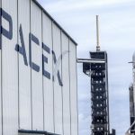 Fotografía de archivo fechada el 11 de octubre de 2023 que muestra un cohete Falcon Heavy de la compañia Space X, en el Complejo de Lanzamiento 39A en el Centro Espacial Kennedy de la NASA, en Florida (EE.UU.). EFE/EPA/CRISTOBAL HERRERA-ULASHKEVICH