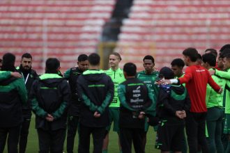 Jugadores de la selección de Bolivia cumplieron este jueves en La Paz su tercera jornada de entrenamientos con miras a su próximo partido en las eliminatorias del Mundial de 2026 contra la de Perú en Lima. EFE/ Luis Gandarillas