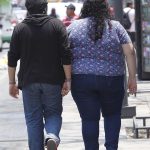 Fotografía de archivo que muestra a personas con obesidad por calles de Ciudad de México (México). EFE/ Sáshenka Gutiérrez