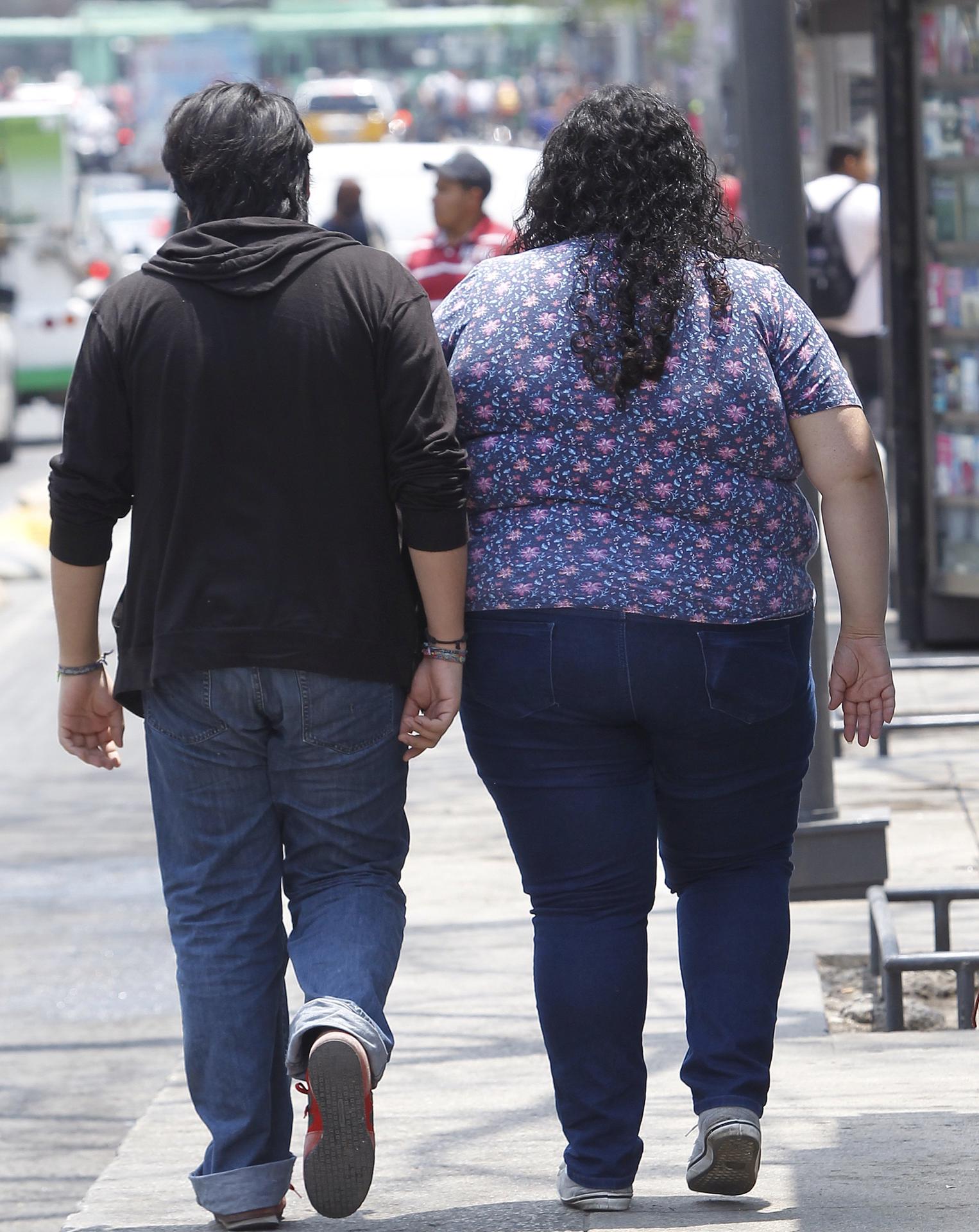 Fotografía de archivo que muestra a personas con obesidad por calles de Ciudad de México (México). EFE/ Sáshenka Gutiérrez